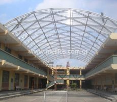 Κάλυψη αυλής με κυψελωτό πολυκαρβονικό